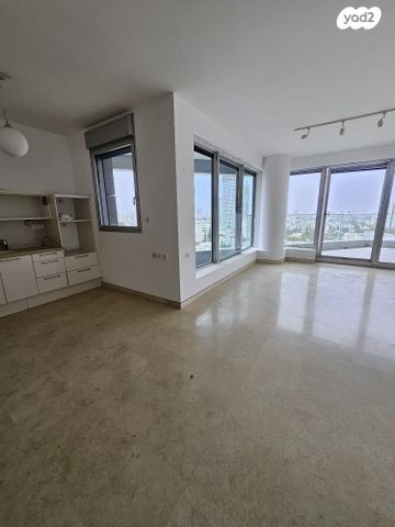 דירה, ניסים אלוני, צמרות איילון, פארק צמרת, תל אביב יפו