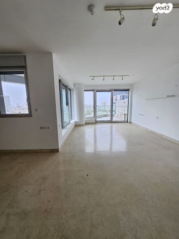 ניסים אלוני 
