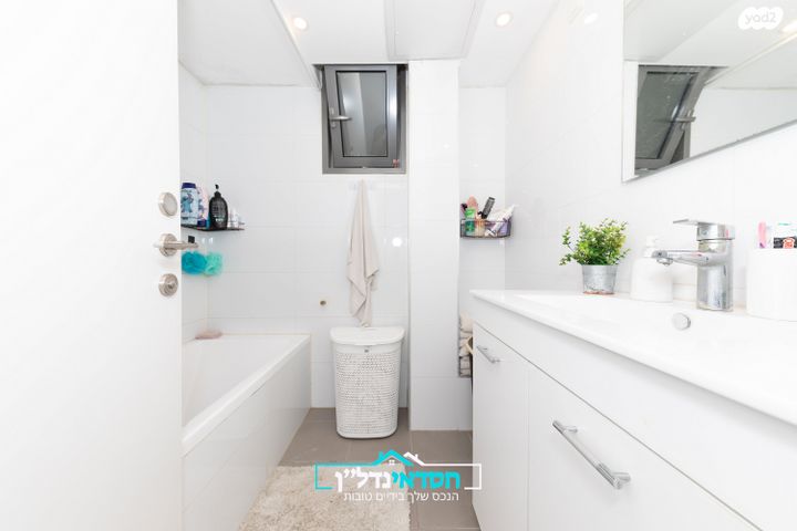 דירה, ש"י עגנון, נאות שמיר, יבנה