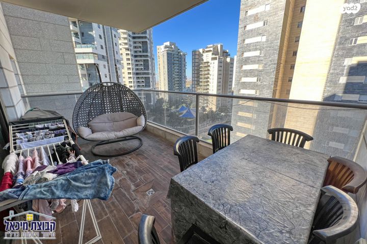 דירה, יונתן רטוש, פסגות אפק, ראש העין