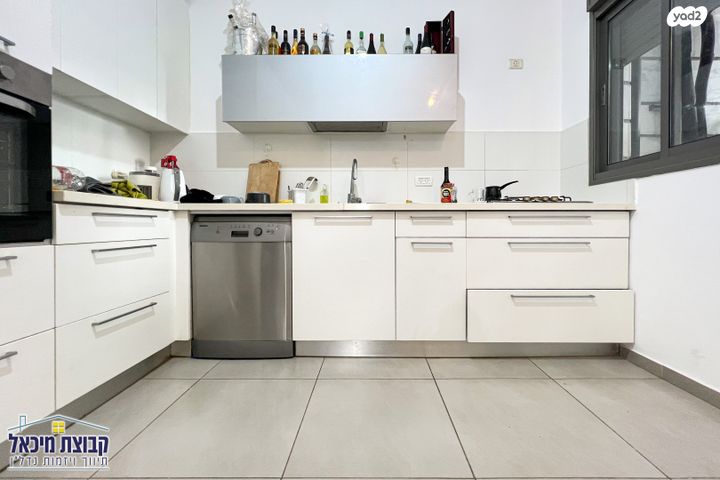 דירה, יונתן רטוש, פסגות אפק, ראש העין