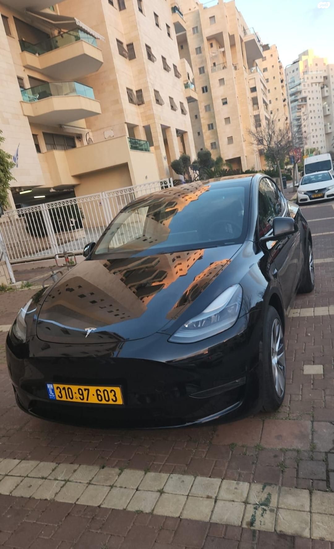 מודעת רכב טסלה מודל Y