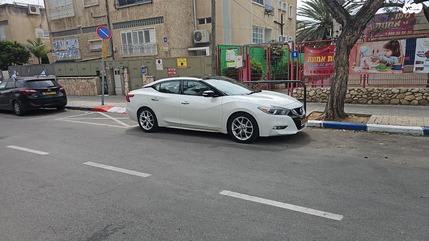 ניסאן מקסימה