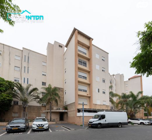 דירה, אהרון חג'ג', נאות בן גוריון, יבנה