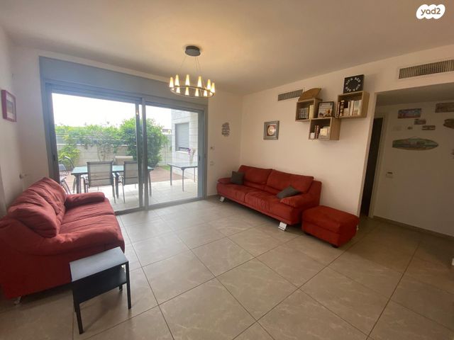 דירת גן, אהבת אדם, כפר יונה