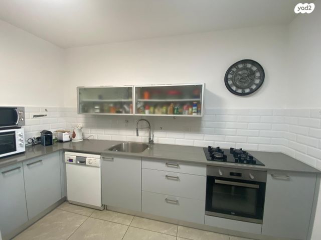 דירת גן, אהבת אדם, כפר יונה