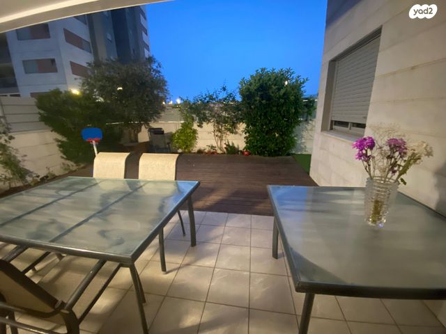 דירת גן, אהבת אדם, כפר יונה