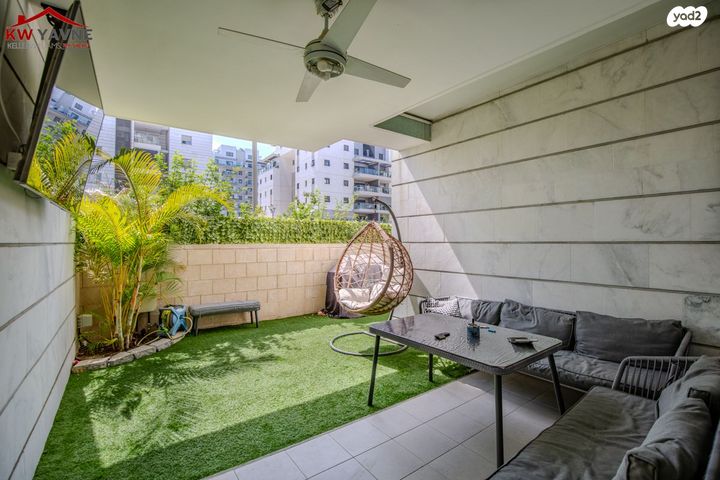 דירת גן, ש"י עגנון, נאות שמיר, יבנה