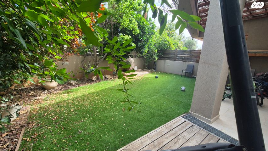 דו משפחתי, אורנית, אורנית