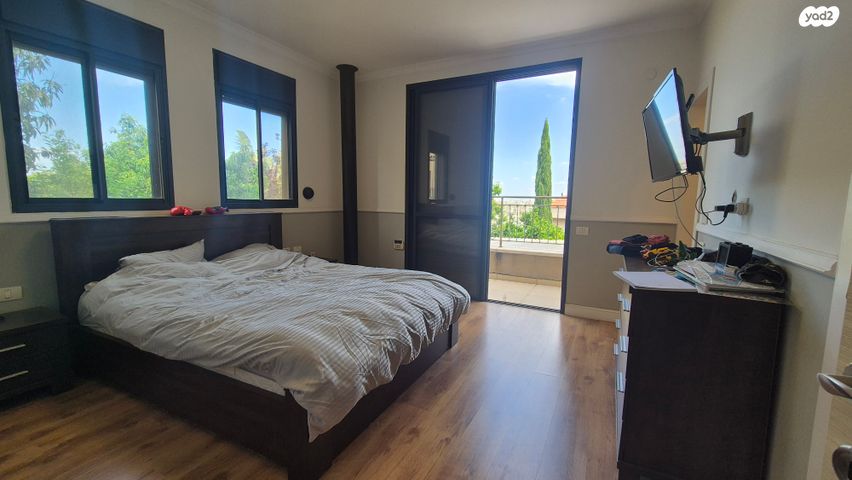 דו משפחתי, אורנית, אורנית