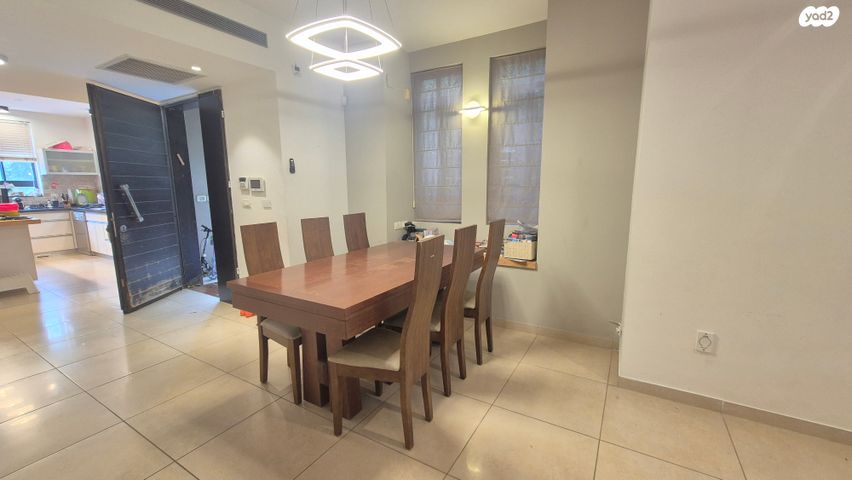 דו משפחתי, אורנית, אורנית