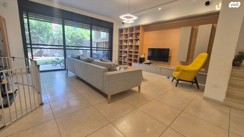 דו משפחתי, אורנית, אורנית