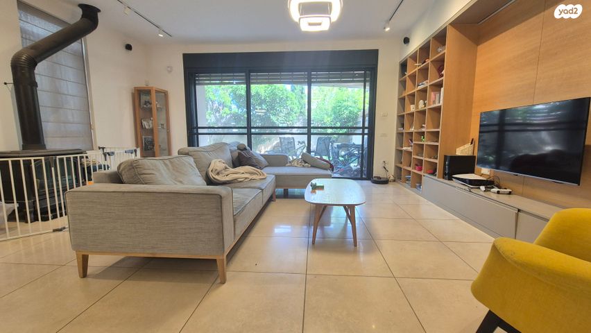 דו משפחתי, אורנית, אורנית