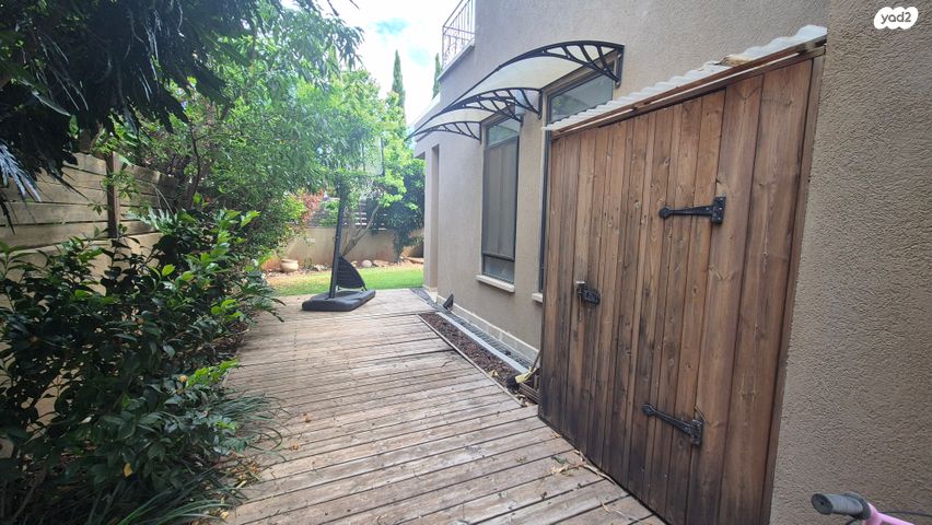 דו משפחתי, אורנית, אורנית