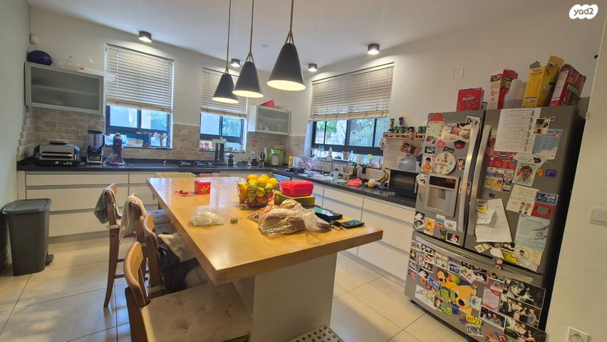 דו משפחתי, אורנית, אורנית