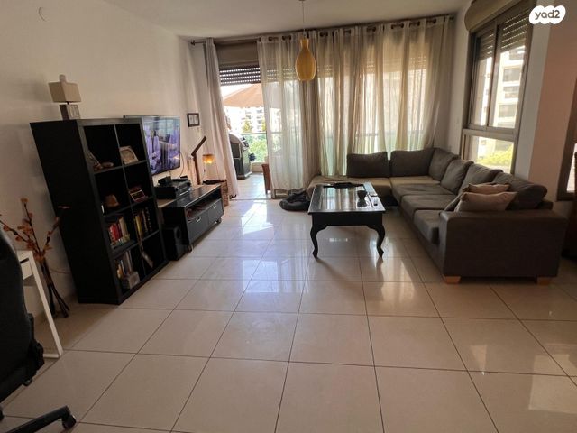 דירה, אורי צבי גרינברג, אזורי חן, גימל החדשה, תל אביב יפו