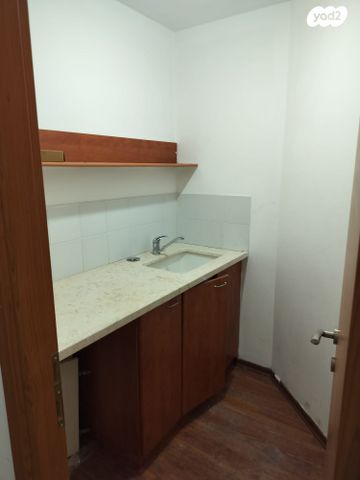 משרדים, מפעלי נחם הר טוב