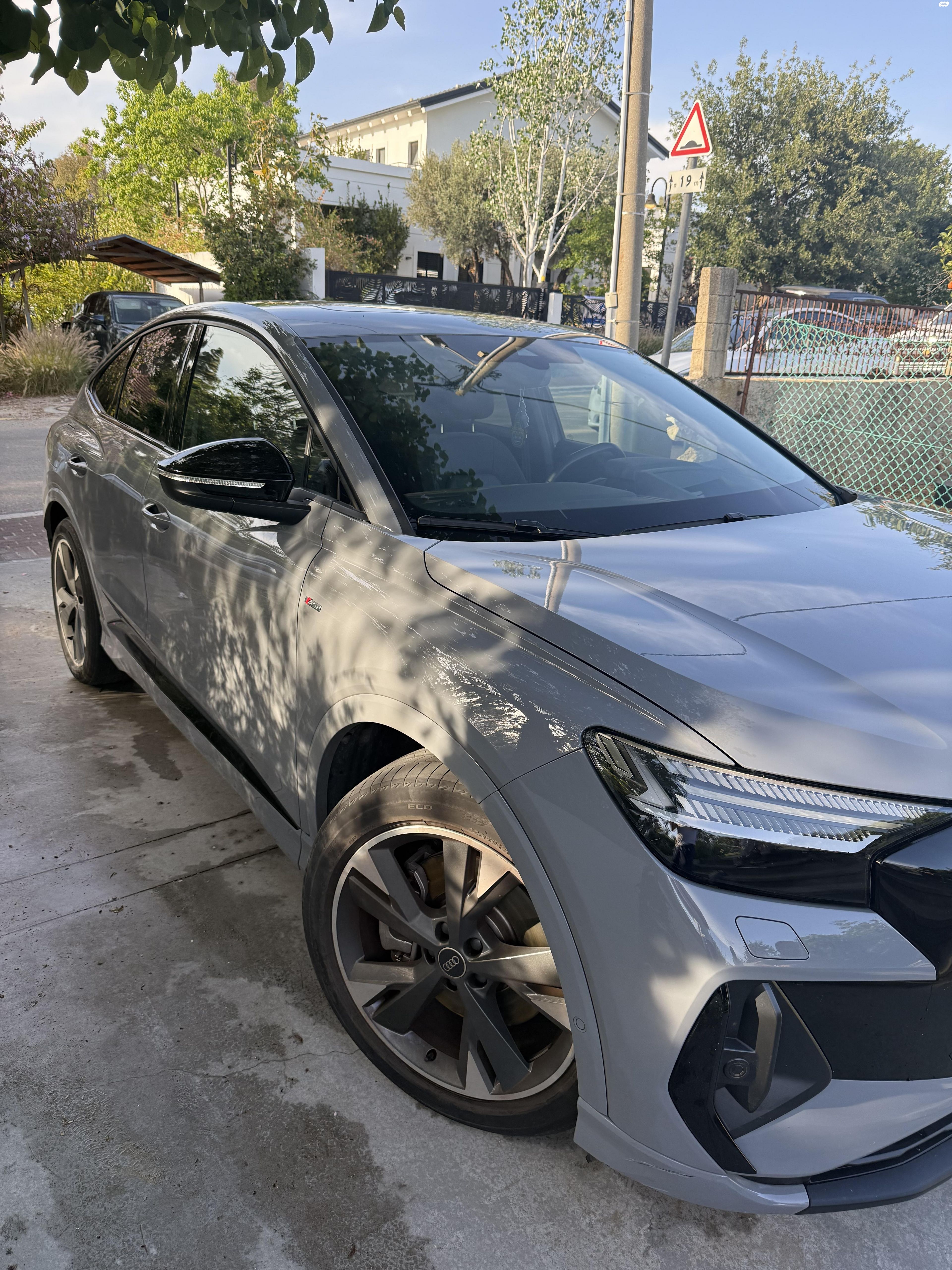מודעת רכב אאודי Q4 e-tron