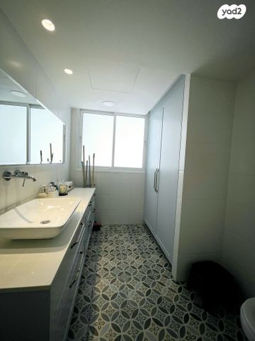 דירה, עוזי חיטמן, קרית אילון, חולון