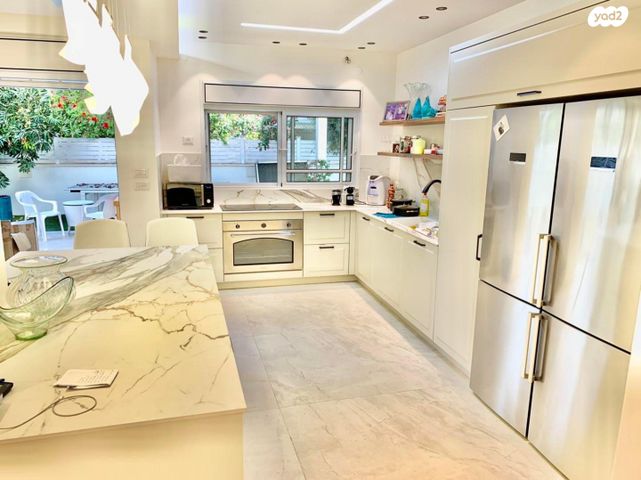 דירת גן, יהושע טהון, מפדה אזרחי, חולון