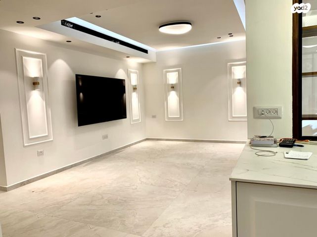 דירת גן, יהושע טהון, מפדה אזרחי, חולון