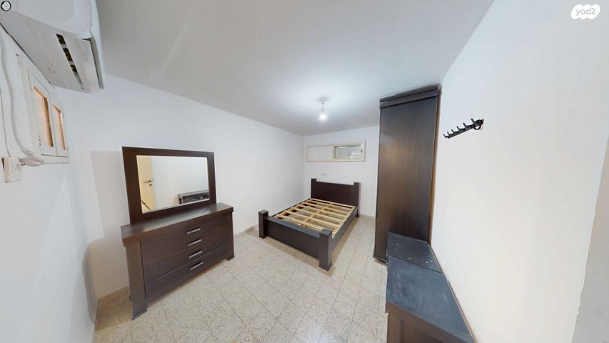 דירה, נתן אלבז, הראשונים, שלומי