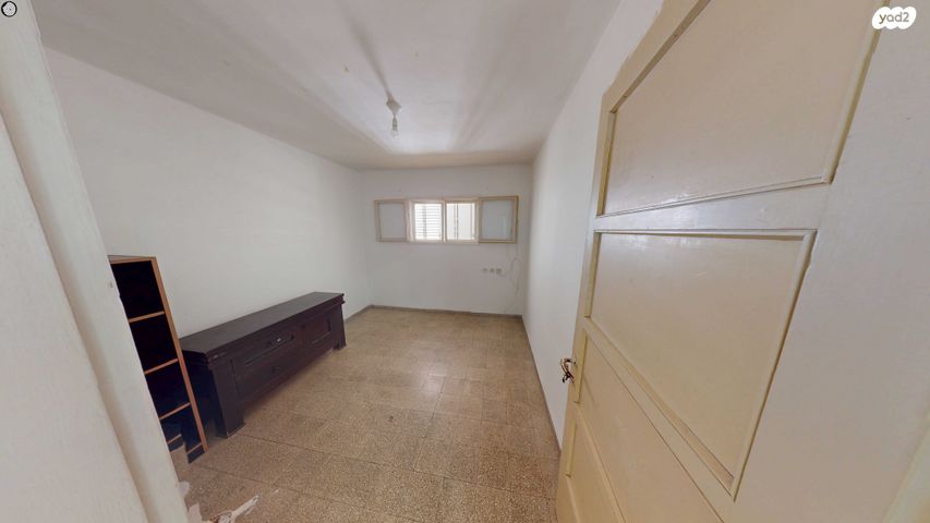 דירה, נתן אלבז, הראשונים, שלומי