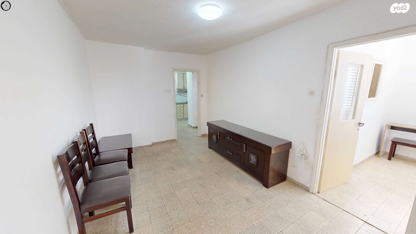 דירה, נתן אלבז, הראשונים, שלומי