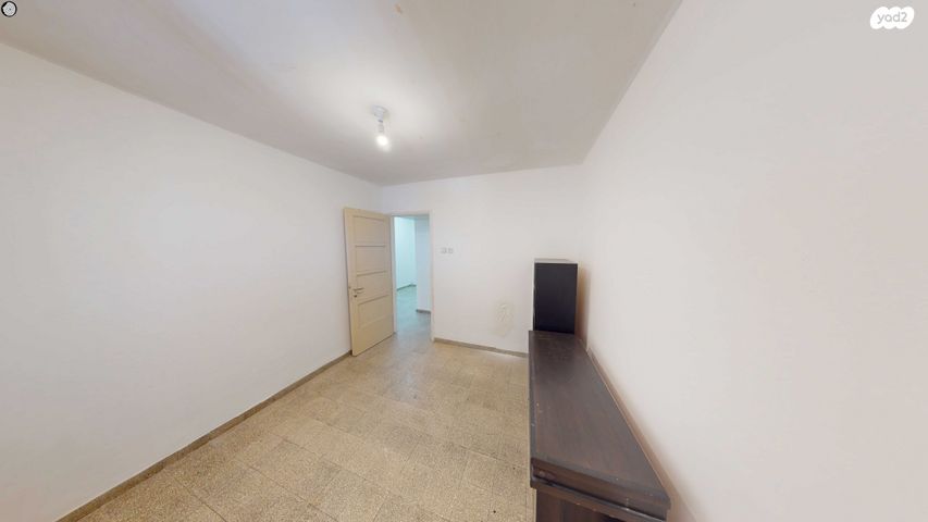 דירה, נתן אלבז, הראשונים, שלומי