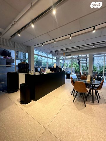 מונטיפיורי, הרכבת