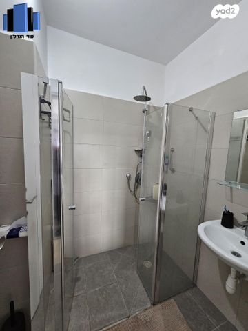 דירה, אהוד מנור, קרית ביאליק