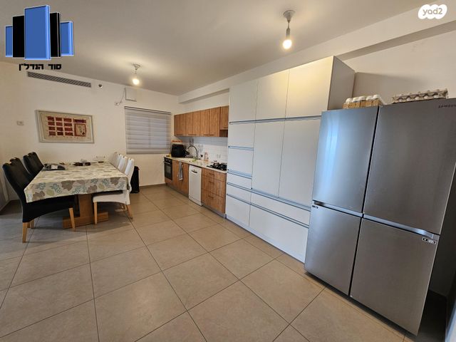 דירה, אהוד מנור, קרית ביאליק