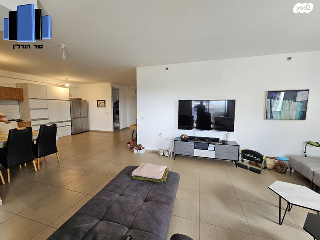 דירה, אהוד מנור, קרית ביאליק