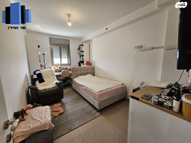 דירה, אהוד מנור, קרית ביאליק