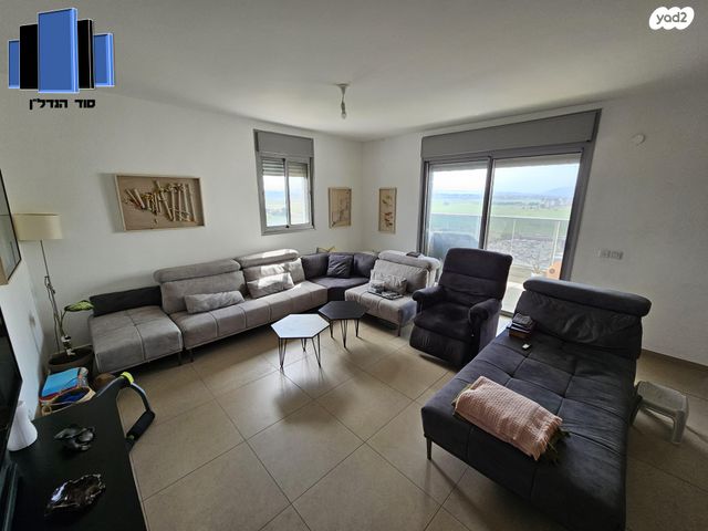 דירה, אהוד מנור, קרית ביאליק