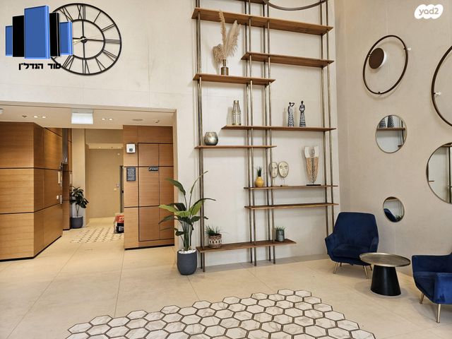 דירה, אהוד מנור, קרית ביאליק