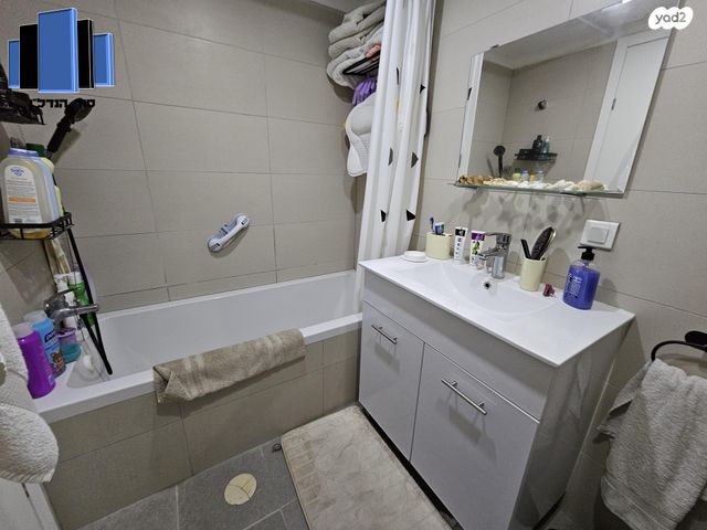 דירה, אהוד מנור, קרית ביאליק