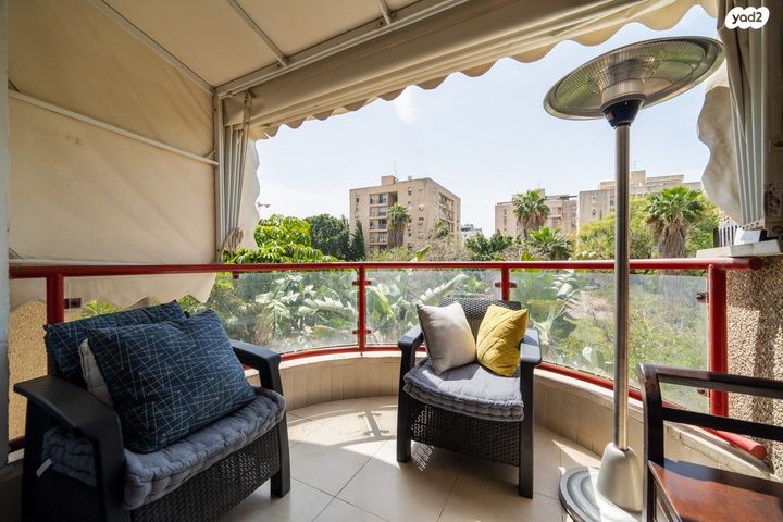 דירה, שיכון מפ"ם, פתח תקווה