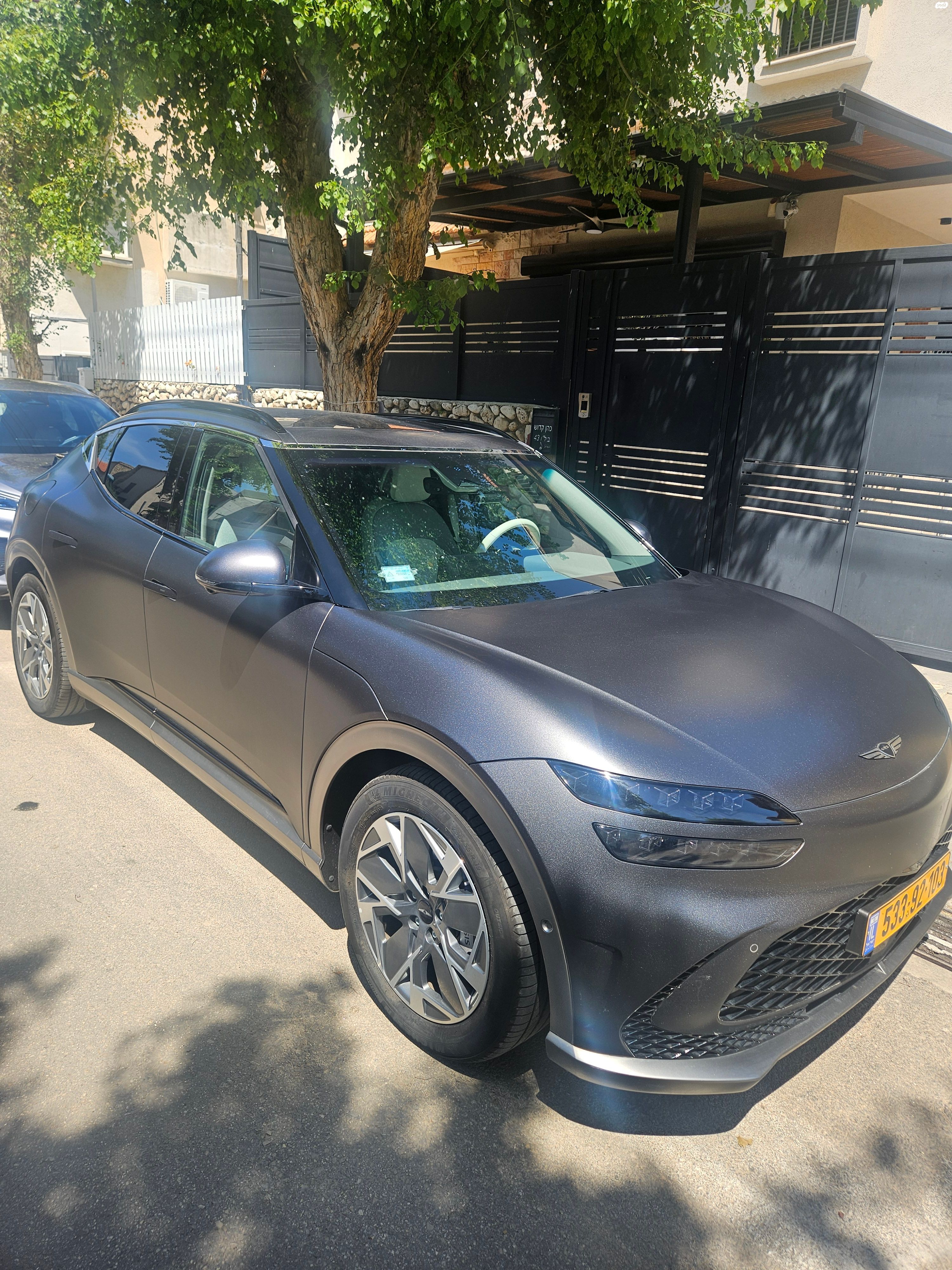 מודעת רכב ג'נסיס GV60