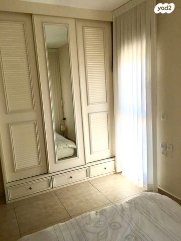 דירה, חנה רובינא, הרצליה