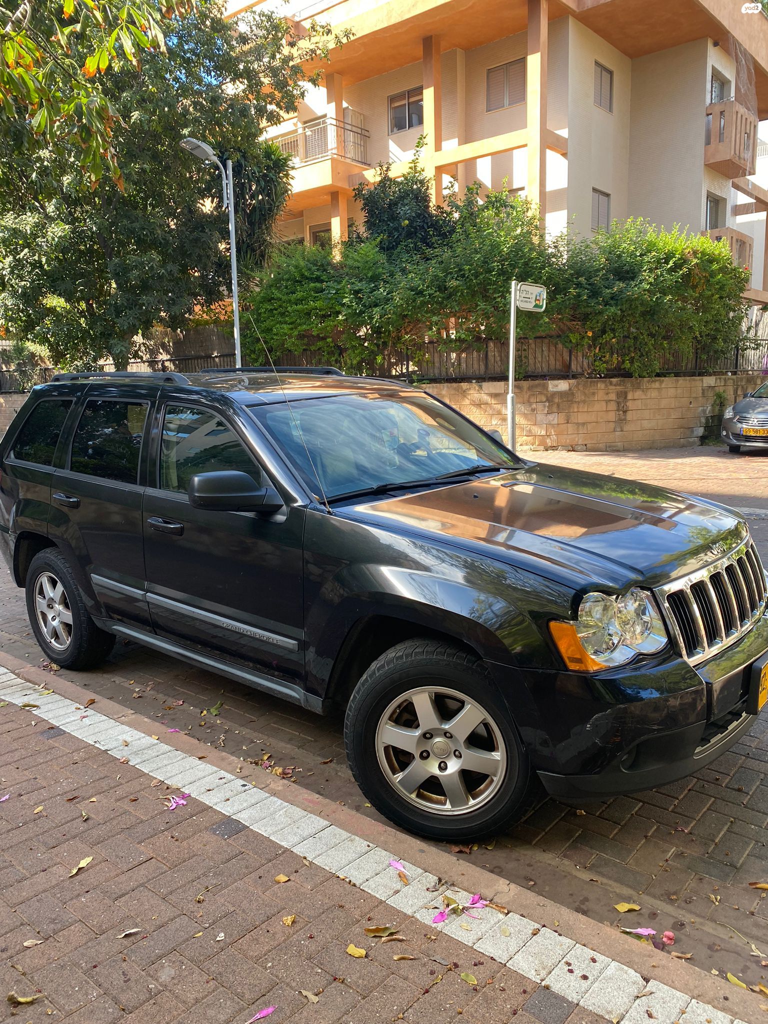 מודעת רכב ג'יפ גרנד צ'ירוקי