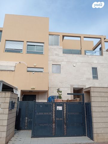 ענבר 4