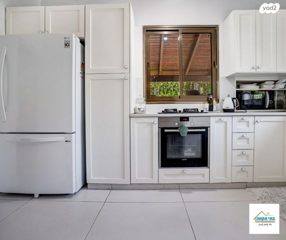 דו משפחתי, גבעת אוויה, יהוד מונוסון