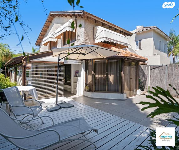 דו משפחתי, גבעת אוויה, יהוד מונוסון