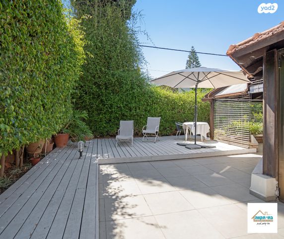 דו משפחתי, גבעת אוויה, יהוד מונוסון