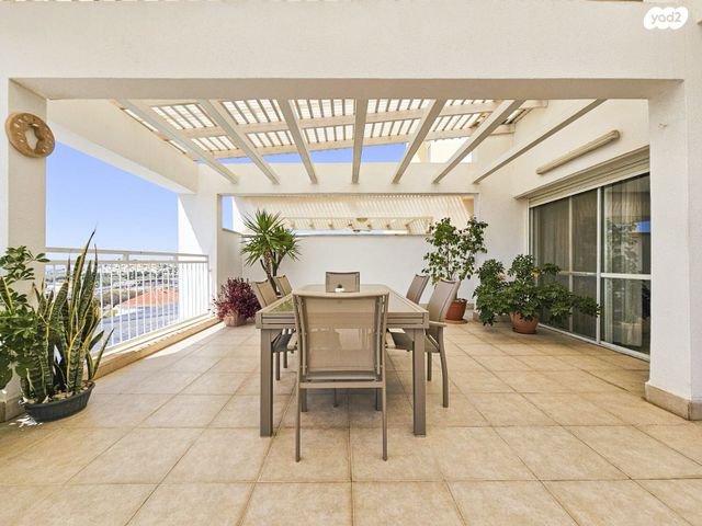 טריפלקס, מגדל עוז, הנחלים, מודיעין מכבים רעות