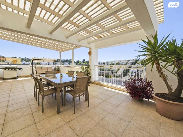 טריפלקס, מגדל עוז, הנחלים, מודיעין מכבים רעות