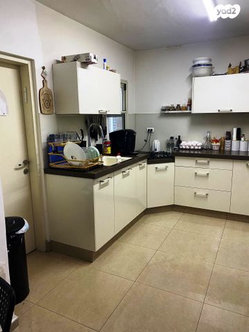 דירה, אברהם יאיר שטרן, נאות הדרים (חבצלת הצעירה), קרית עקרון