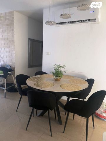 דירה, אברהם יאיר שטרן, נאות הדרים (חבצלת הצעירה), קרית עקרון