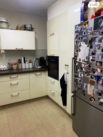 דירה, אברהם יאיר שטרן, נאות הדרים (חבצלת הצעירה), קרית עקרון